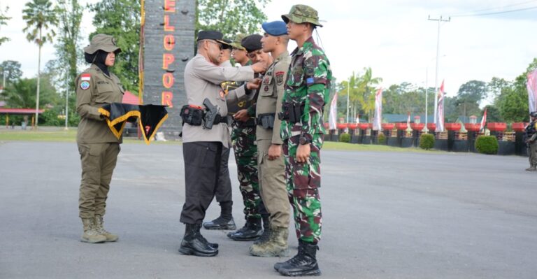 Kapolri Hadiahi Pin Emas ke Prajurit Elite TNI-Polri Pemburu KKB di Rimba Papua